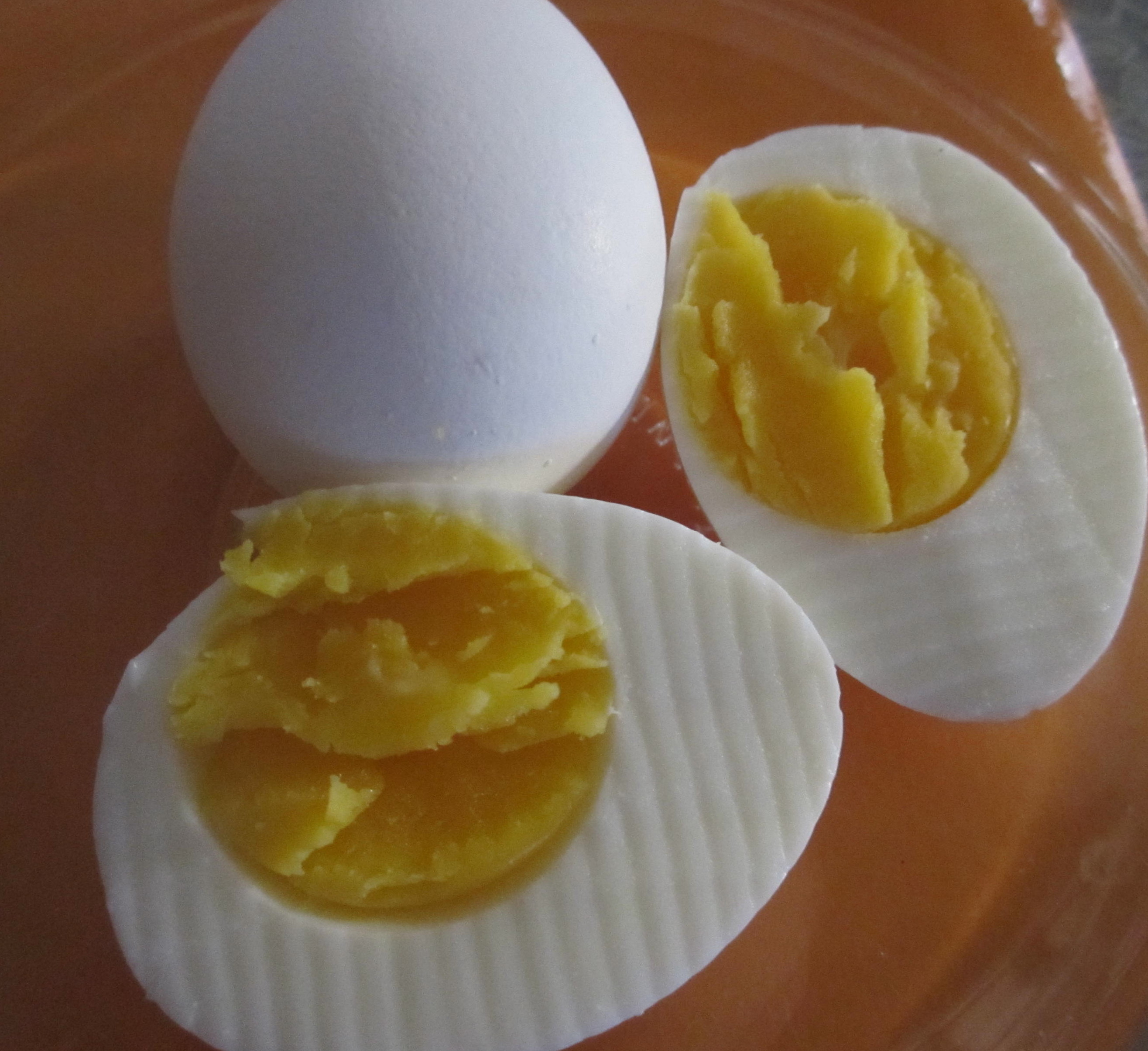 Яйцо во смятку варить. Яйцо в мешочек. Вареное яйцо в мешочек. Яйца всмятку. Вареные яйца в смятку.